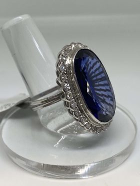 18 Kt White Gold Sapphire Ring