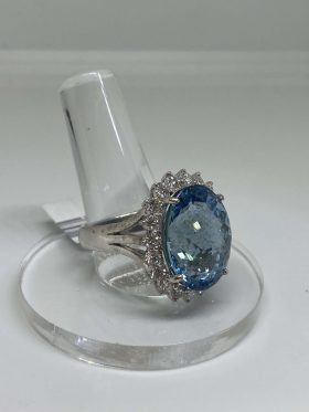 18K White Gold Oval Cut Aquamarine Ring