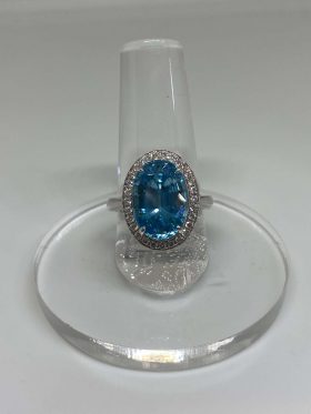 18K White Gold Oval Cut Aquamarine Ring