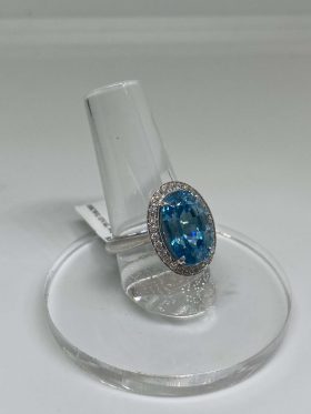 18K White Gold Oval Cut Aquamarine Ring