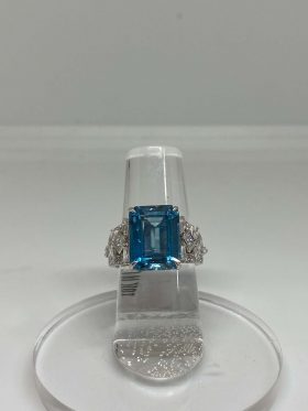 16K White Gold Emerald Cut Aquamarine Ring