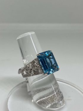 16K White Gold Emerald Cut Aquamarine Ring